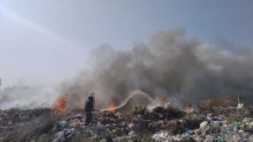 Под Павлоградом на огромной территории горит мусорная свалка (видео)