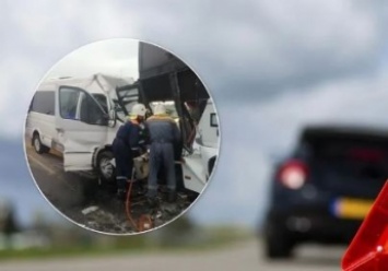 В России маршрутка и автобус устроили лобовое ДТП: есть жертва и много пострадавших. Фото