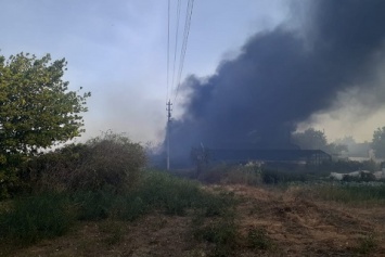 В Павлограде сгорел жилой дом, а у соседей горели крыши