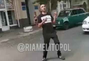В Мелитополе мужчина "завис" посреди дороги (видео)