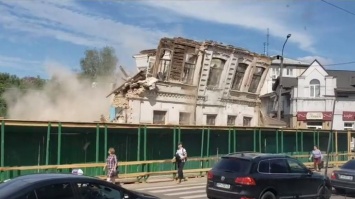 В Житомире при сносе здания стена рухнула на прохожих (видео)