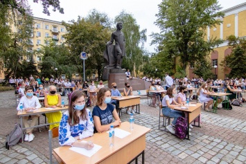 В Днепре одновременно более 200 человек под открытым небом написали диктант об Александре Поля