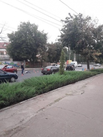 В Кропивницком на пешеходном переходе авто насметь сбило женщину. Кадры 18+