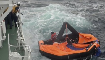 В Японии приостановили поиски моряков затонувшего судна из-за непогоды