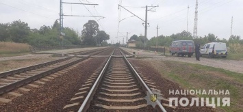 Лежала между путями и платформой: пенсионерка попала под поезд на Харьковщине, - ФОТО