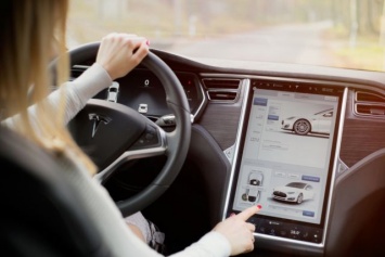 Компания Tesla стала бороться с «пиратским» ПО в своих автомобилях