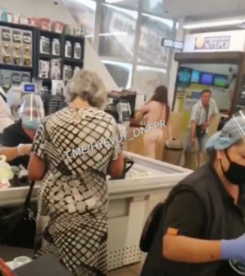 В Днепре обнаженная женщина разгуливала по супермаркету: видео с места инцидента