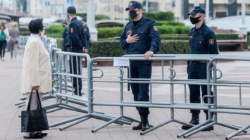 Площади в центре Минска оцепили силовики с водометами, в город въехали БТР (ФОТО, ВИДЕО)