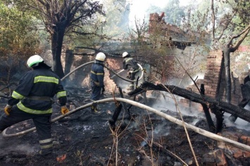 За сутки спасатели тушили возгорание сухой травы в Терновке и Павлограде шесть раз