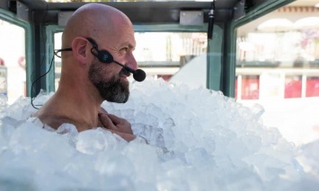 Австриец установил мировой рекорд, просидев в ледяной кабине 2,5 часа. Фото