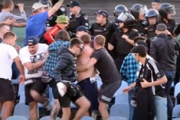 Фанаты МФК «Николаев» подрались в Херсоне с полицией - одному из болельщиков разбили голову