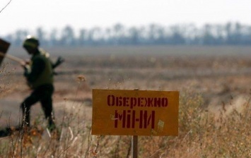 На Донбассе двое украинских военных подорвались на минном поле