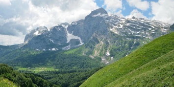 Группа туристов с восемью детьми пропала в горах в Сочи