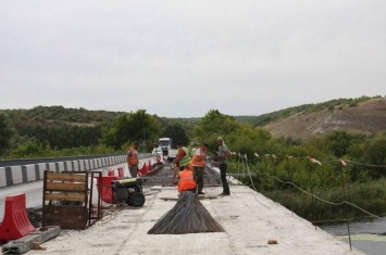 На Луганщине продолжается ремонт моста через реку Айдар