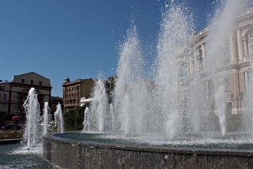 Возле Одесского оперного театра кто-то поломал фонтан