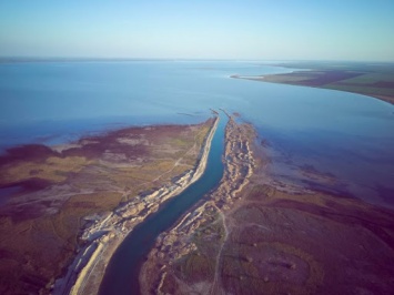 Влияние погоды: вода в Молочном лимане изменила цвет (ФОТО)