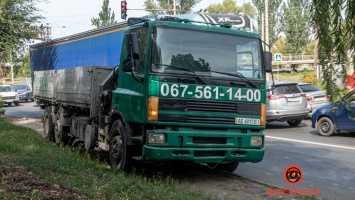 В Днепре на улице Каруны столкнулись грузовик и Mazda: образовалась пробка