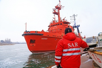На судне поисково-спасательной службы произошло массовое отравление