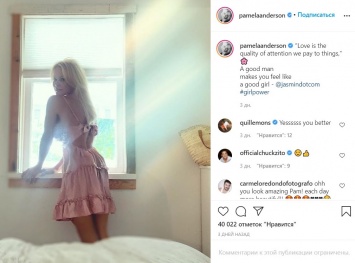 53-летняя Памела Андерсон показала фото в откровенном пеньюаре на фоне окна спальне
