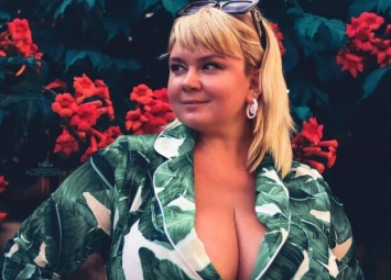 Украинка с 13-м размером груди похвасталась пирсингом в интимном месте