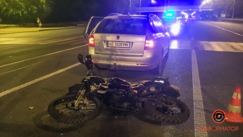 В Днепре на Слобожанском проспекте мотоциклист въехал в Skoda: мужчину забрала скорая