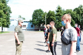 Военкоматы Харьковщины обещают не принуждать к службе 18-19 летних парней