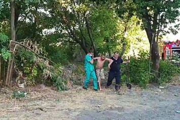 Спал между деревьев: пожарные спасли жизнь мужчине