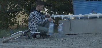 Школьник из Симферополя помогает пожилым людям поднимать воду из баков в квартиру