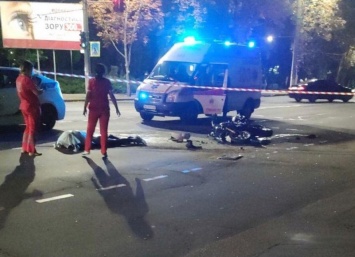 Ночью в Кривом Роге мотоциклист врезался в машину: водитель байка погиб на месте ДТП