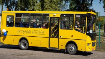 На Днепропетровщине еще 8 школьных автобусов пополнили автопарк