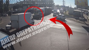 В Днепре на Донецком шоссе автобус с пассажирами столкнулся с автомобилем (ВИДЕО)