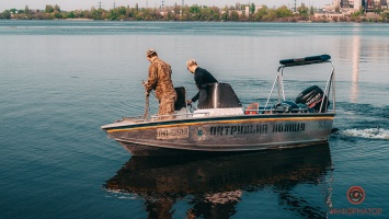 В Днепре на Набережной Победы из воды достали тело мужчины: нужна помощь в опознании