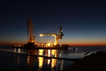 Танкер «Делфи» отбуксирован в порт Черноморска. Фото, видео