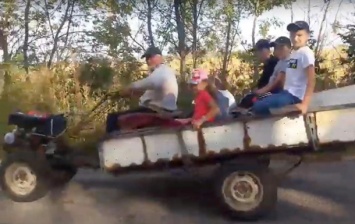 На Черниговщине священник возит детей в школу на мотоблоке