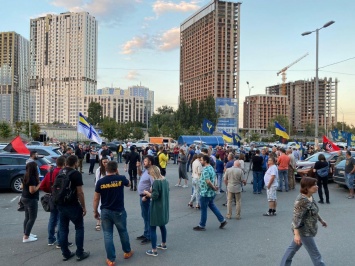 Националисты едут к дому Зеленского, чтобы митинговать против патрулирования на Донбассе