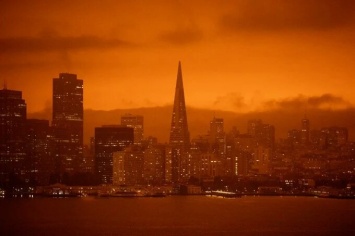 «Марсианский» рассвет: видео с окутанного дымом пожаров Сан-Франциско (ФОТО, ВИДЕО)