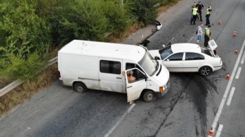 В Кривом Роге столкнулись микроавтобус и Skoda, пострадали оба водителя