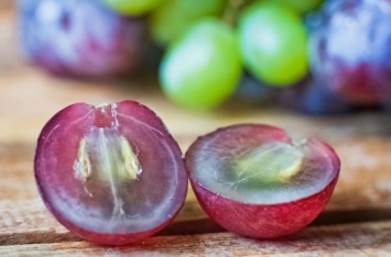 Можно ли есть виноград с косточками: что говорят врачи