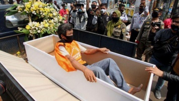 Индонезийцы отправляют нарушителей карантина в гроб