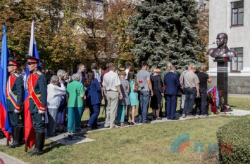 В Луганске открыли бюст первому главе «ЛНР» Болотову