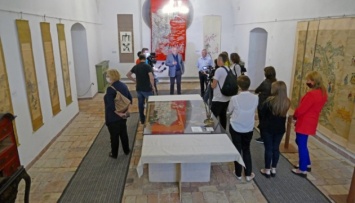 В Золочевском замке презентовали уникальную выставку свитков