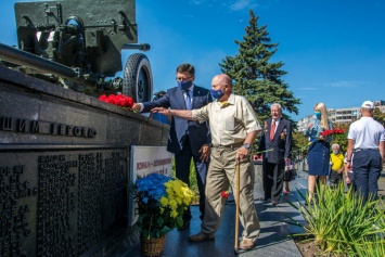 «В знак благодарности». Блок Вадима Бойченко ко Дню Освобождения Мариуполя от нацистских захватчиков провел акцию для ветеранов