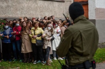 Женщин в Минске поставили «к стенке»: исторический кадр облетел Сеть. ФОТО