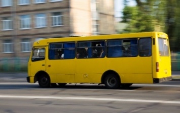 В Сумах маршрутка врезалась в легковушку: автобус взорвался (видео)