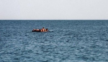 В Кирилловке трех женщин на надувном матрасе унесло в море