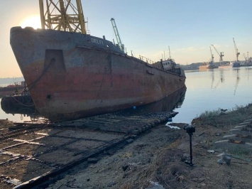 Появились фото отбуксированного танкера Delfi в Черноморске. Его эвакуация обошлась в 14 млн
