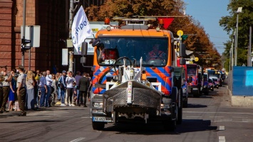 В Днепре прошел парад коммунальной техники