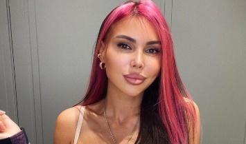 Оксана Самойлова покрасила волосы в розовый цвет