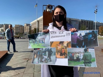 "Саша, sorry, ты не наша love story". В Киеве проходит шествие в поддержку марша белорусских женщин