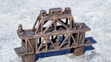 В Днепре на День города открыли бронзовую мини-скульптуру «Мост Александра Поля»